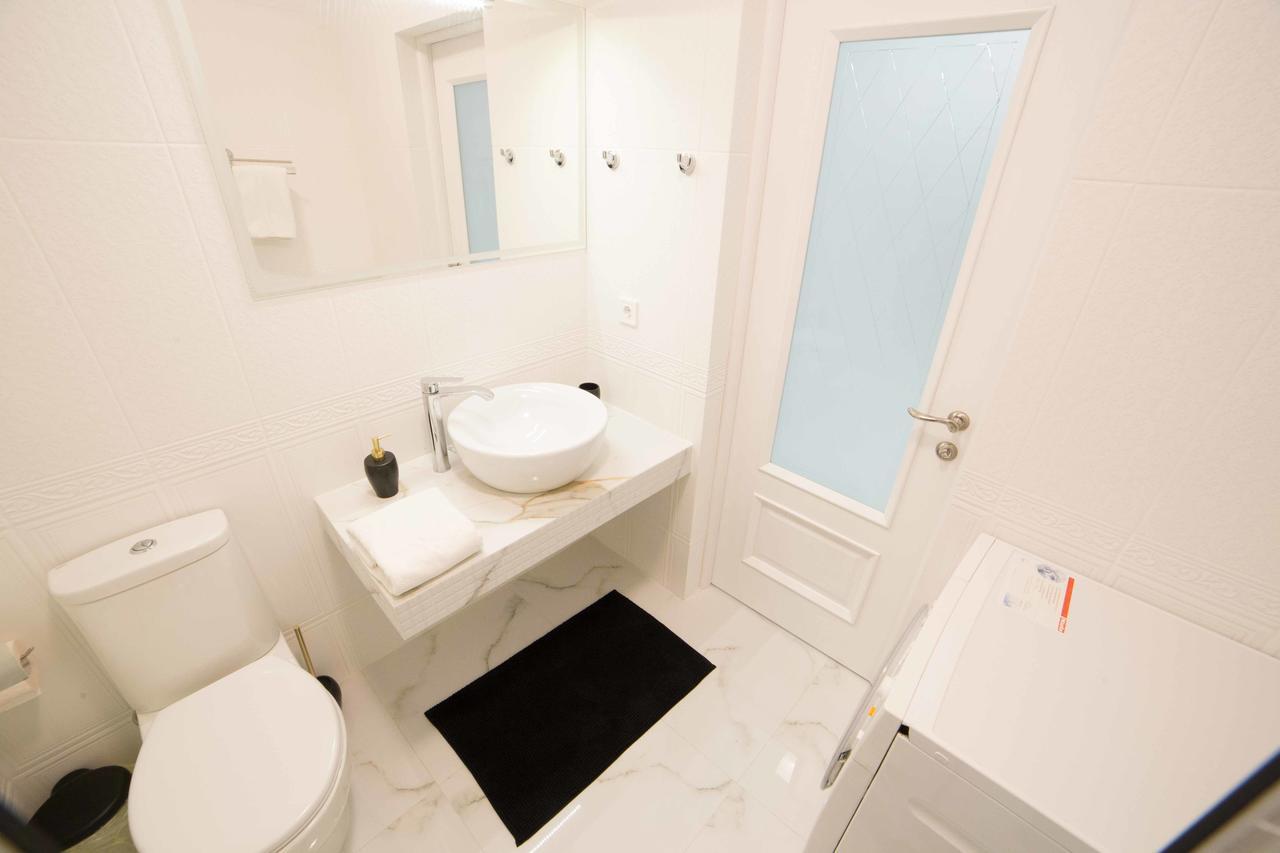 Leogrand Apartments On Kulisha 36 Лвив Екстериор снимка